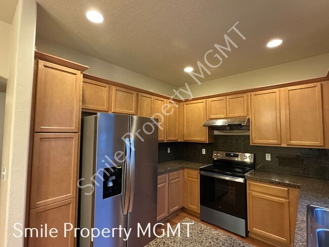 Building Photo - Lovely house with 4 bedrooms and 2.5 bathroom.