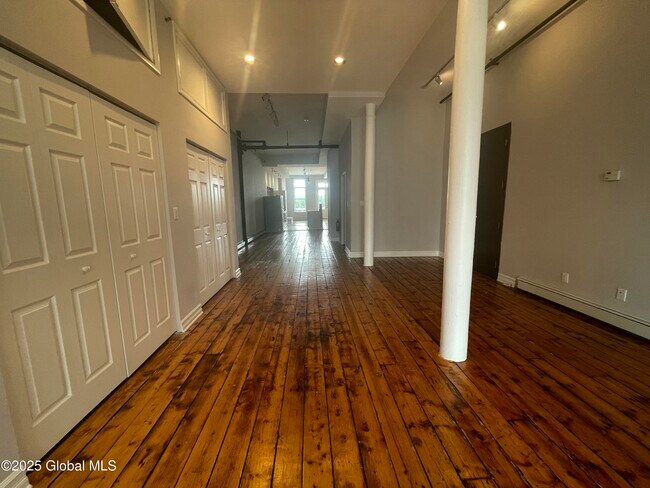Building Photo - 169 River St