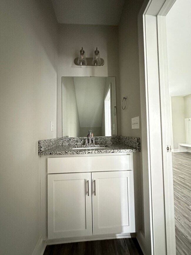 Building Photo - Spacious unit in English Commons! Close to...