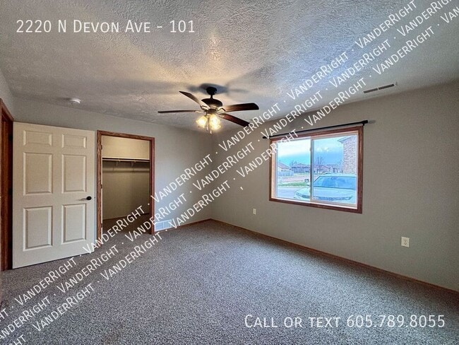 Building Photo - 2220 Devon Ave