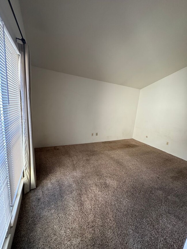 Building Photo - 3 Bed 2 Bath Townhome - Central Colorado S...