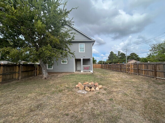 Building Photo - 825 Ave B