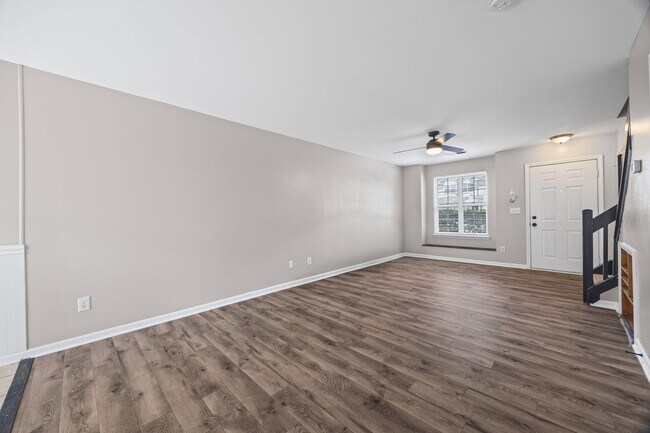 Building Photo - Great 2 bdrm Townhome in Steele Creek area...