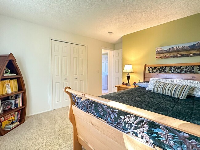 Building Photo - Updated Single-Family Home with Large Back...