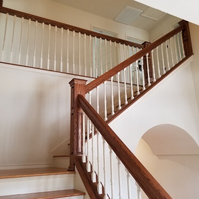 Building Photo - Stunning Home - North Cat Mountain - 4 bed...