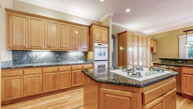 Building Photo - Gorgeous Home with private yards, large de...