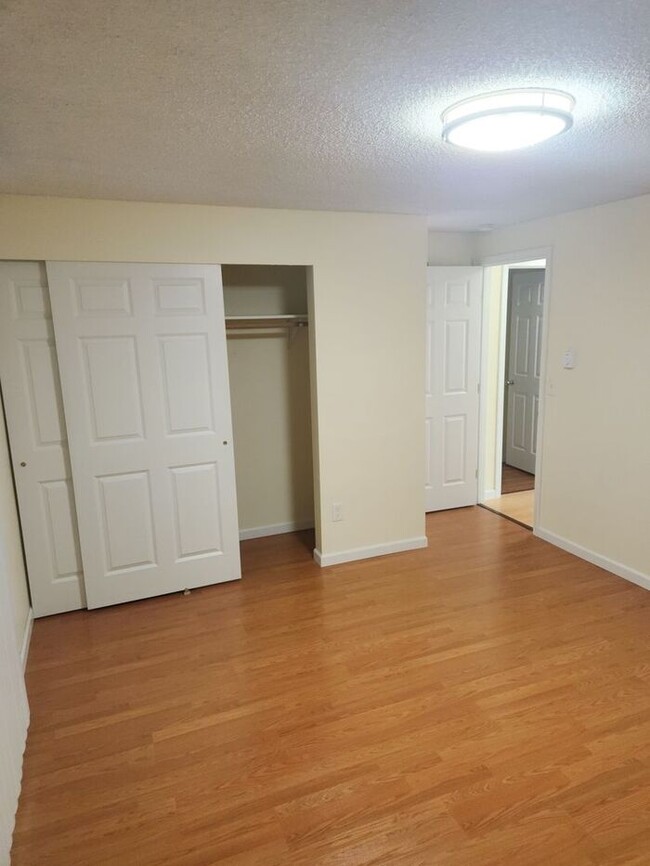 Building Photo - Upper Unit Fourplex Very Nice Spacious 2 B...