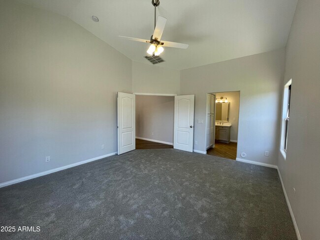 Building Photo - 841 E Lovegrass Dr