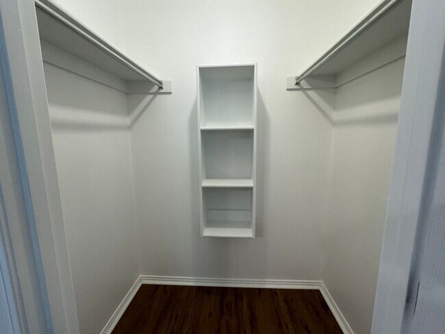 Building Photo - Just off Campus 8/15 Move In!