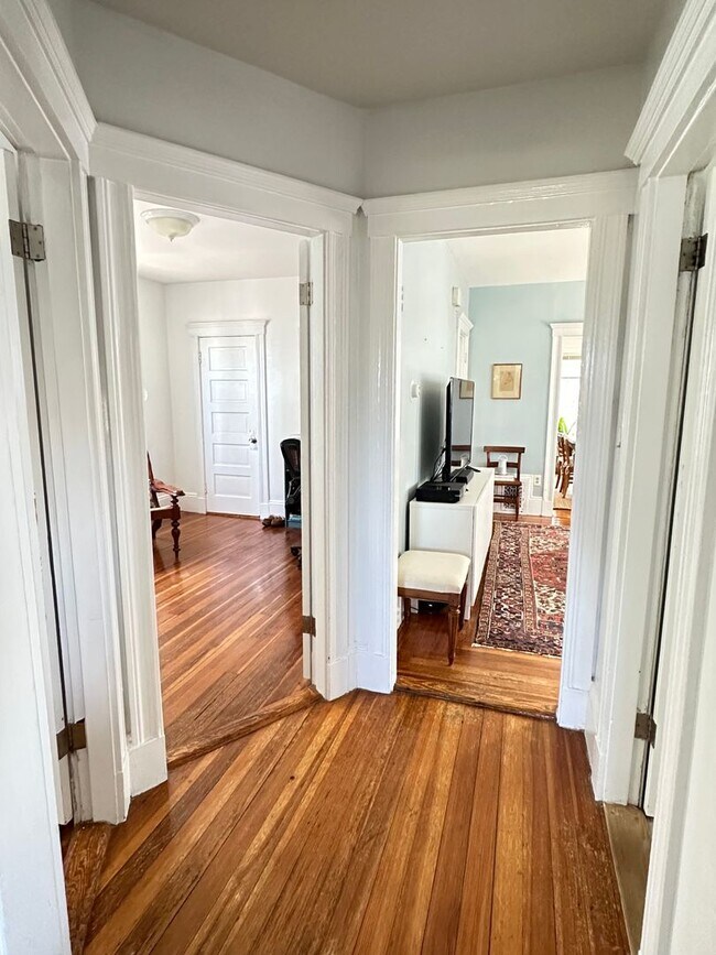 Building Photo - The Perfect 2bed/1bath with Porch, Private...