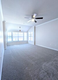 Building Photo - 1x1 A2 Sunroom, top floor unit! New floori...