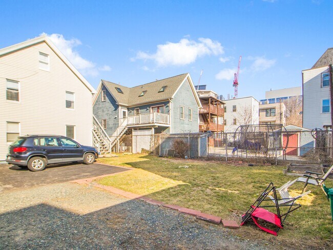 Building Photo - 123 Willow St