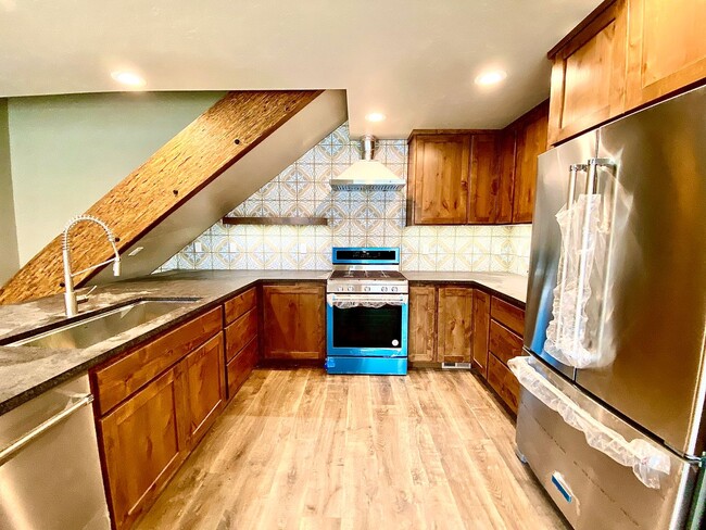 Building Photo - 13THTOWNHOME