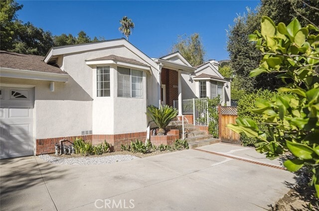 Building Photo - 2255 E Chevy Chase Dr