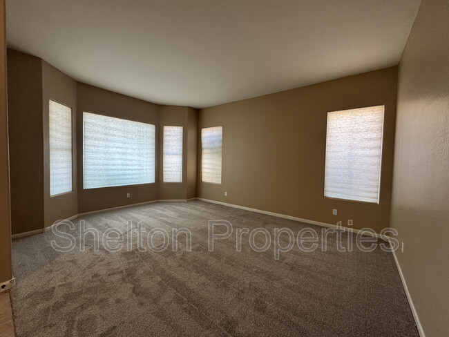 Building Photo - 1313 W Straford Ave