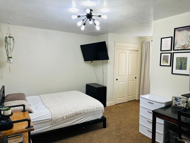 Building Photo - Charming Home in Great Location
