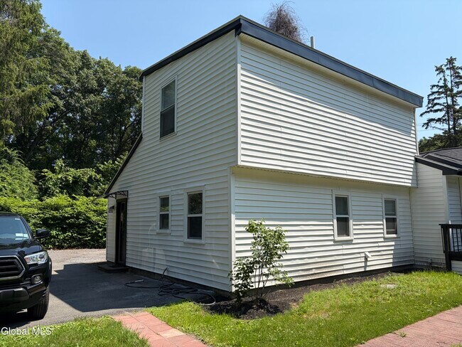 Building Photo - 905 Balltown Rd