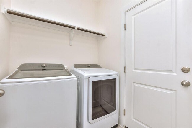 Building Photo - 420 White Steppe Way