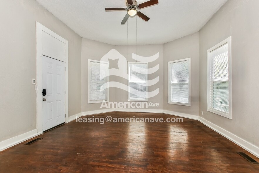 Building Photo - 814 S Elm St