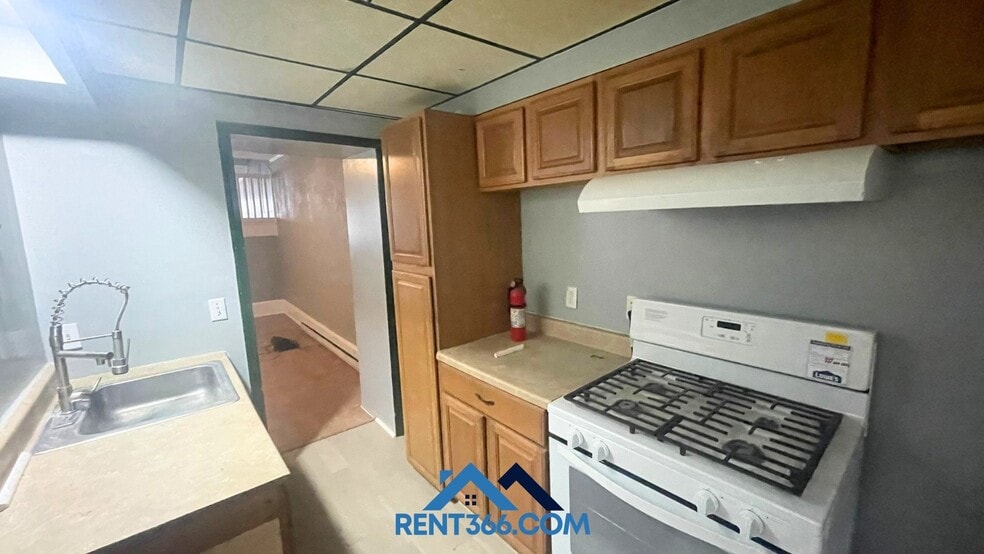 Building Photo - 403 E Norwegian St