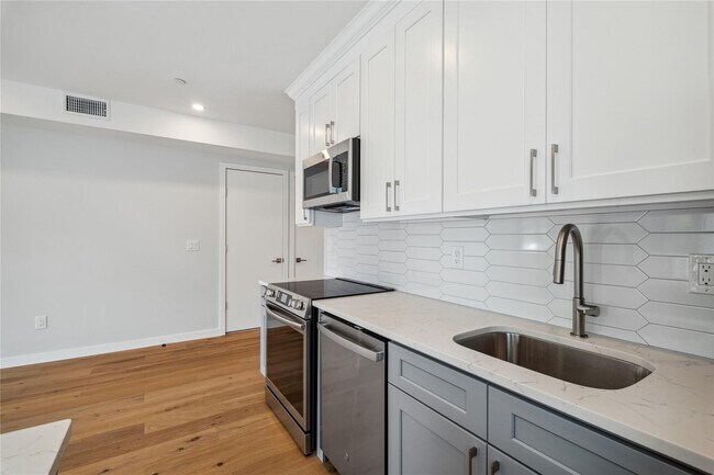 Building Photo - 46 Hudson St