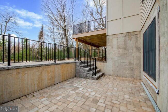 Building Photo - 35 Sycamore Pl