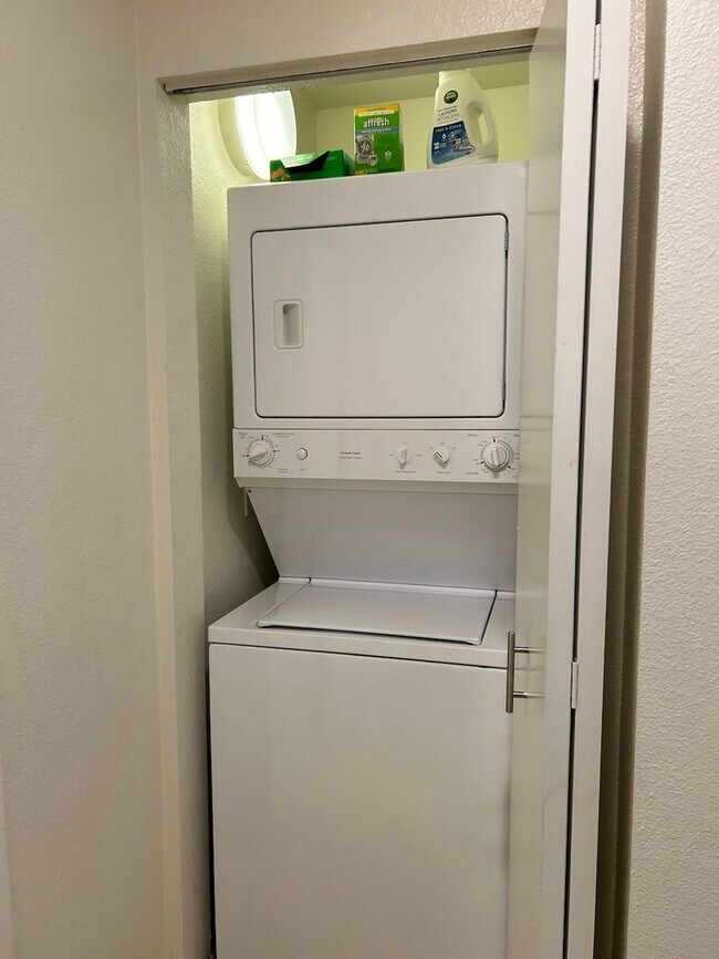 Building Photo - Bright & airy fully furnished condo at the...