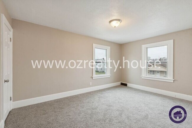 Building Photo - 4218 Parrakeet Ave