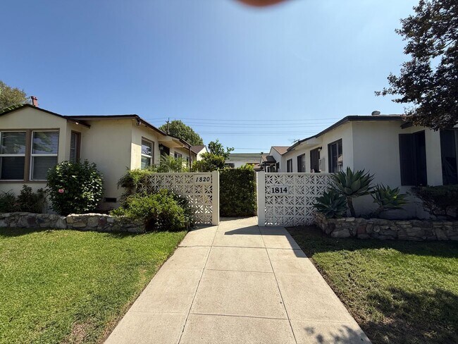 Building Photo - 1820 N Hollywood Way