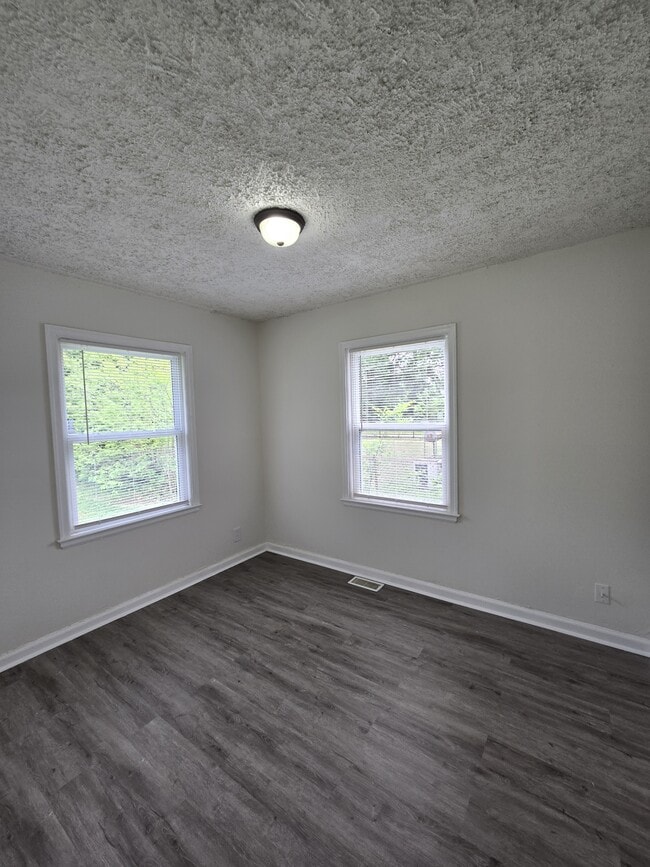 Building Photo - 1040 N Volutsia