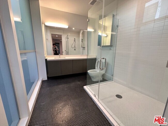 Building Photo - 1038 S Mariposa Ave