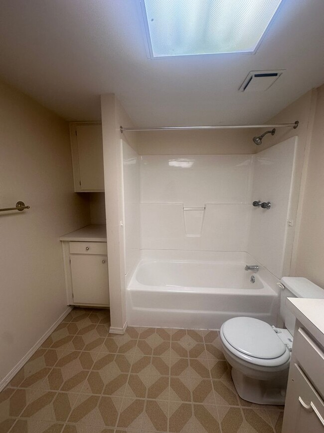 Building Photo - 1002 Juniper Springs Dr