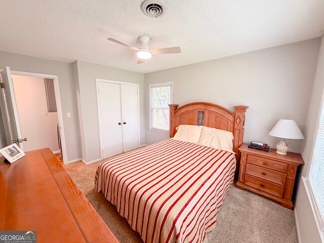 Building Photo - 307 Pinewood Dr
