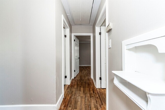 Building Photo - 2835 Beverly Rd