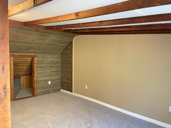Building Photo - Newly Updated 4 Bedroom 1 Bathroom Townhom...