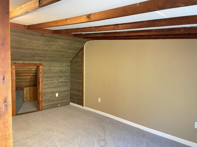 Building Photo - Private 4 Bedroom 1 Bathroom Townhome in East Hempfield Township!