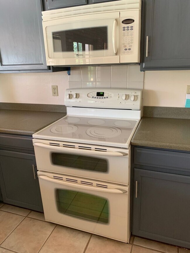 Building Photo - COMING SOON! Spacious 3 Bed 2 Bath Home w/ Private Pool!