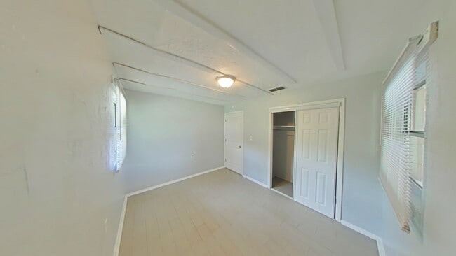 Building Photo - Lovely 2/1 - Convenient Location
