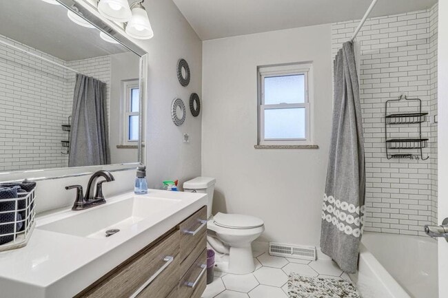 Building Photo - 2860 S Golden Way