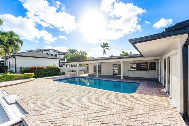 Building Photo - 2443 NE 26th St