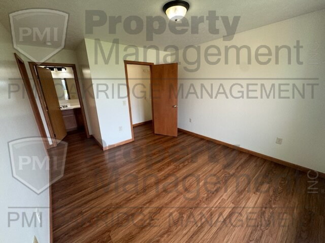Building Photo - Country 3 Bedroom Apartment with 2 Car Garage