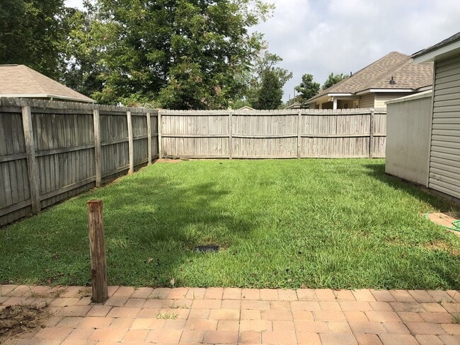 Building Photo - 3 br 2 ba house near park on Dead-end stre...