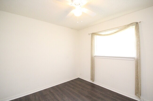 Building Photo - Modern Comfort in a Prime Location – 3-Bed...