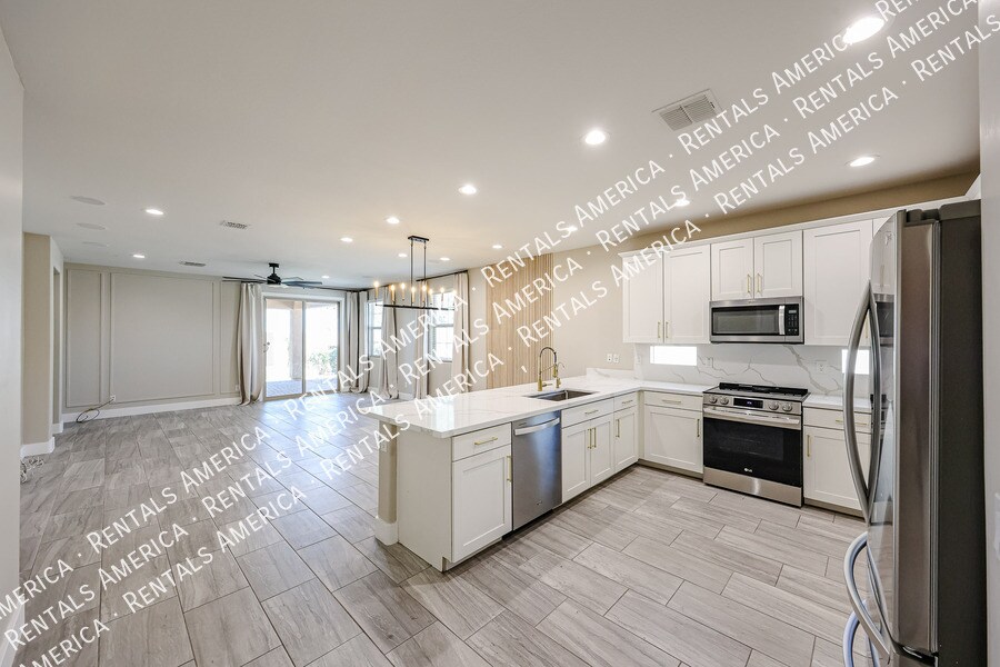 Building Photo - 7855 W Rock Springs Dr