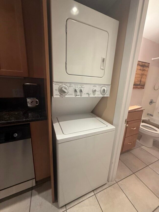 Building Photo - 6 Windsor Hill Way