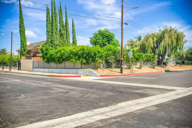 Building Photo - 6554 Greenbush Ave