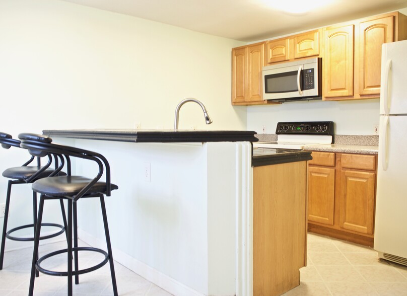 Counters and range have been updated since this photo - 521 Boulevard Place Northeast