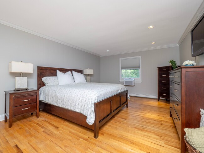 Building Photo - 31 Carriage House Dr