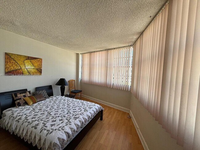Building Photo - 825 Brickell Bay Dr
