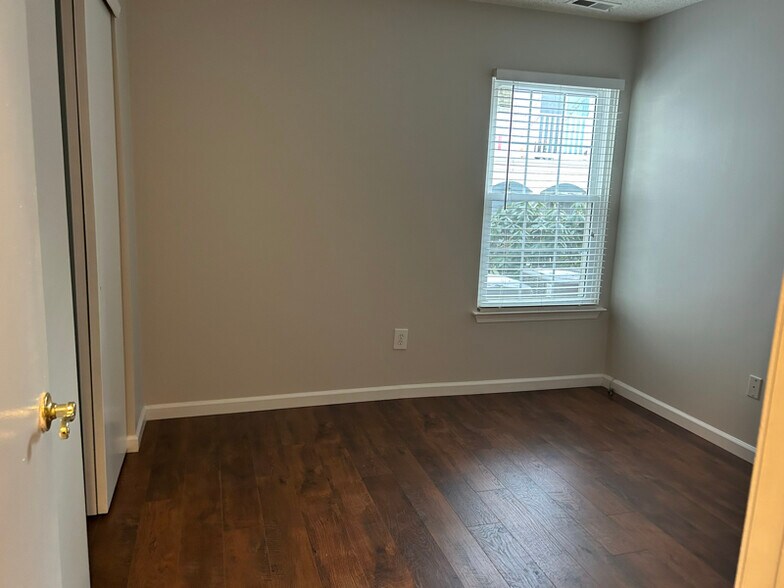 Building Photo - 149 Tulip Ln